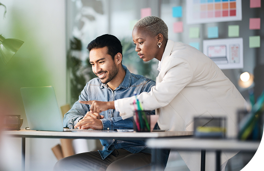 Der DevSecOps-Lebenszyklus – Planen, Programmieren, Erstellen, Testen, Freigeben, Bereitstellen, Betreiben und Überwachen – ist in einem Unendlichkeitssymbol angeordnet, das sich mit dem Sicherheitssymbol (Sicherheit und Compliance) überschneidet.